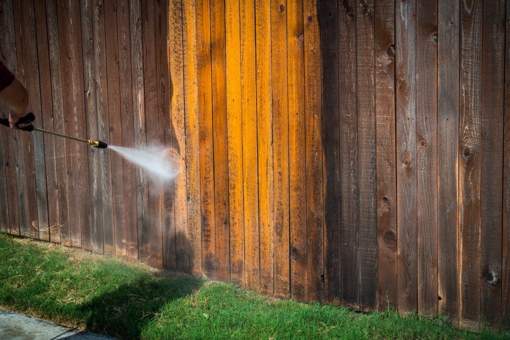 Pressure washing wooden fence