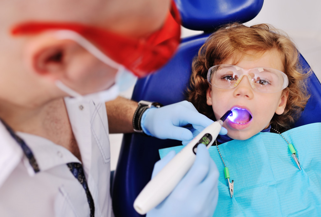 Child without dental anxiety with dentist
