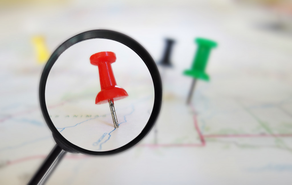 choose location with red push pin under small magnifying glass